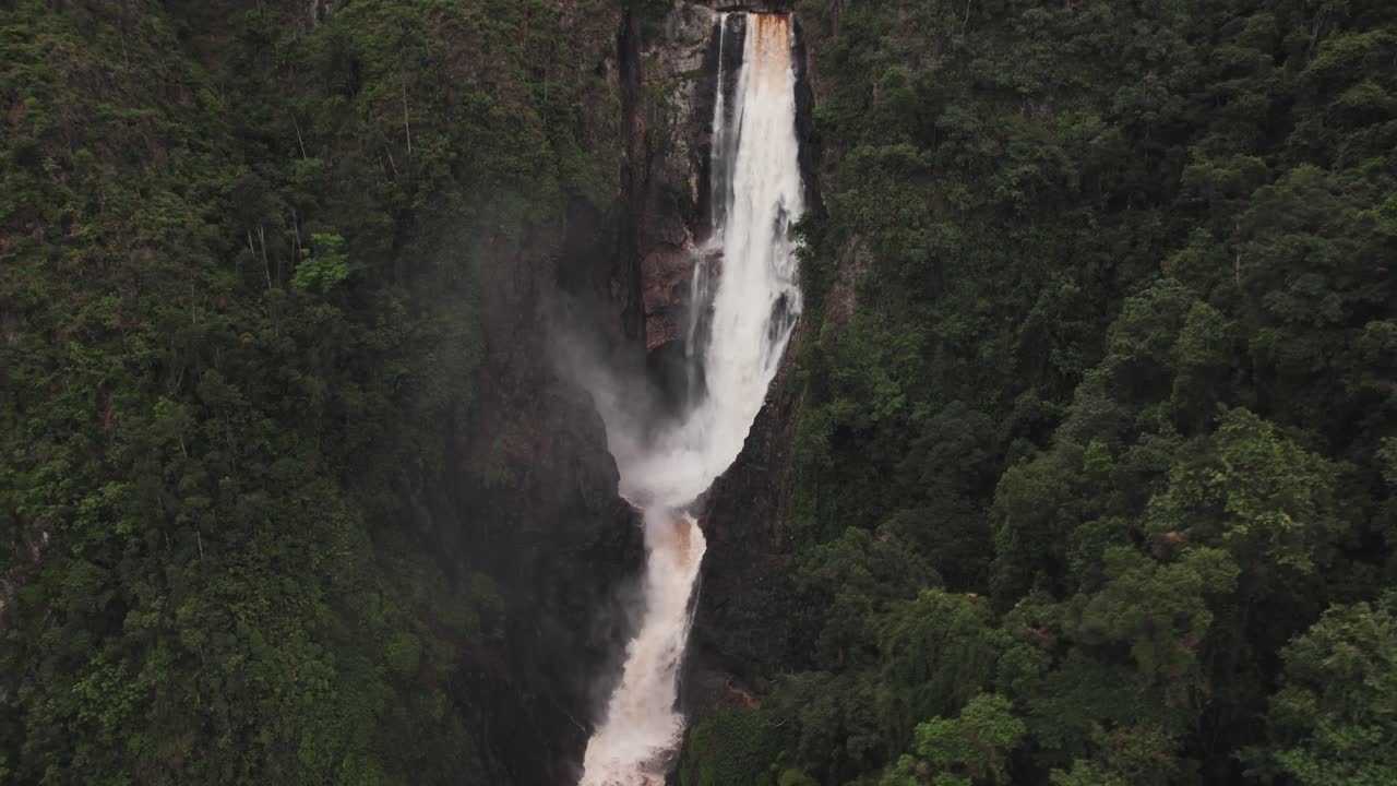 vista aérea de la cascada salto de bordones y el denso bosque en huila, colombia