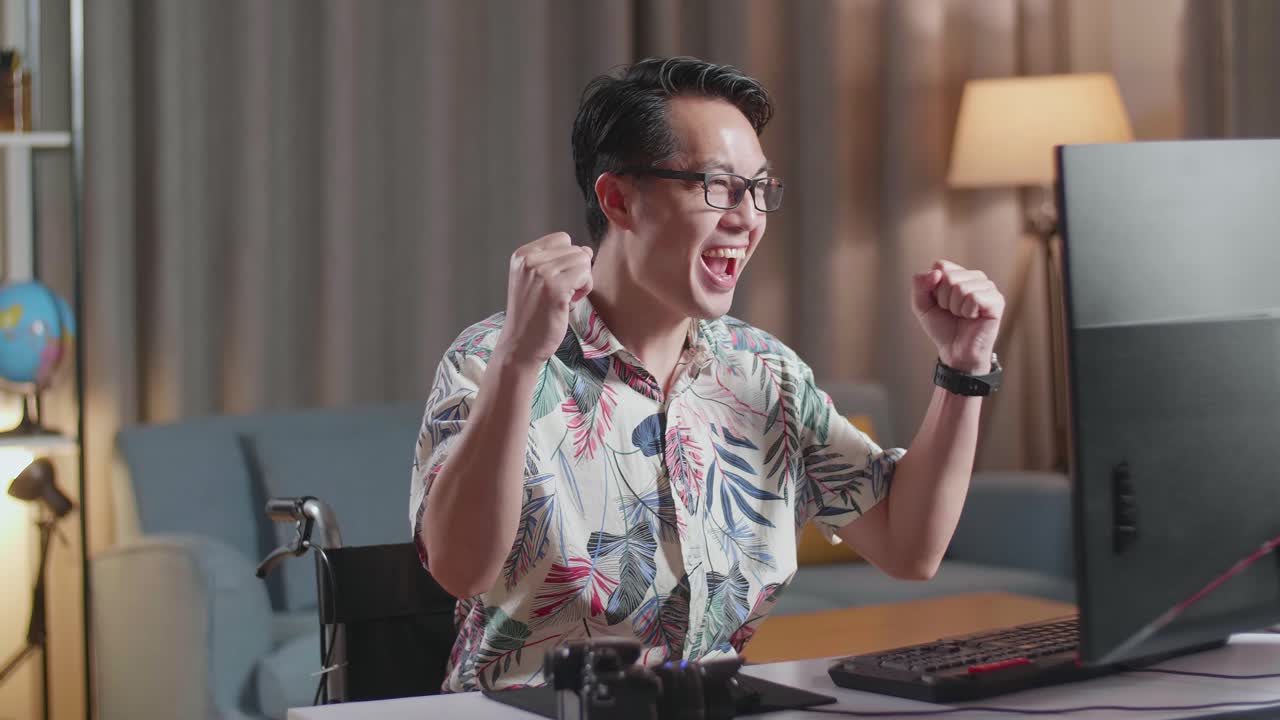 흥분 된 남자 는 컴퓨터 에서 승리 를 축하 하고 있다