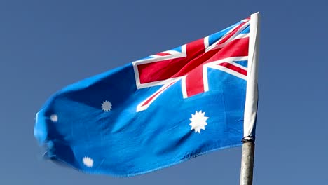 Australische-Flagge-Weht-Bei-Starkem-Wind