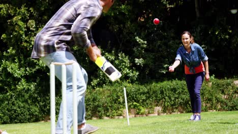 una pareja jugando al cricket.