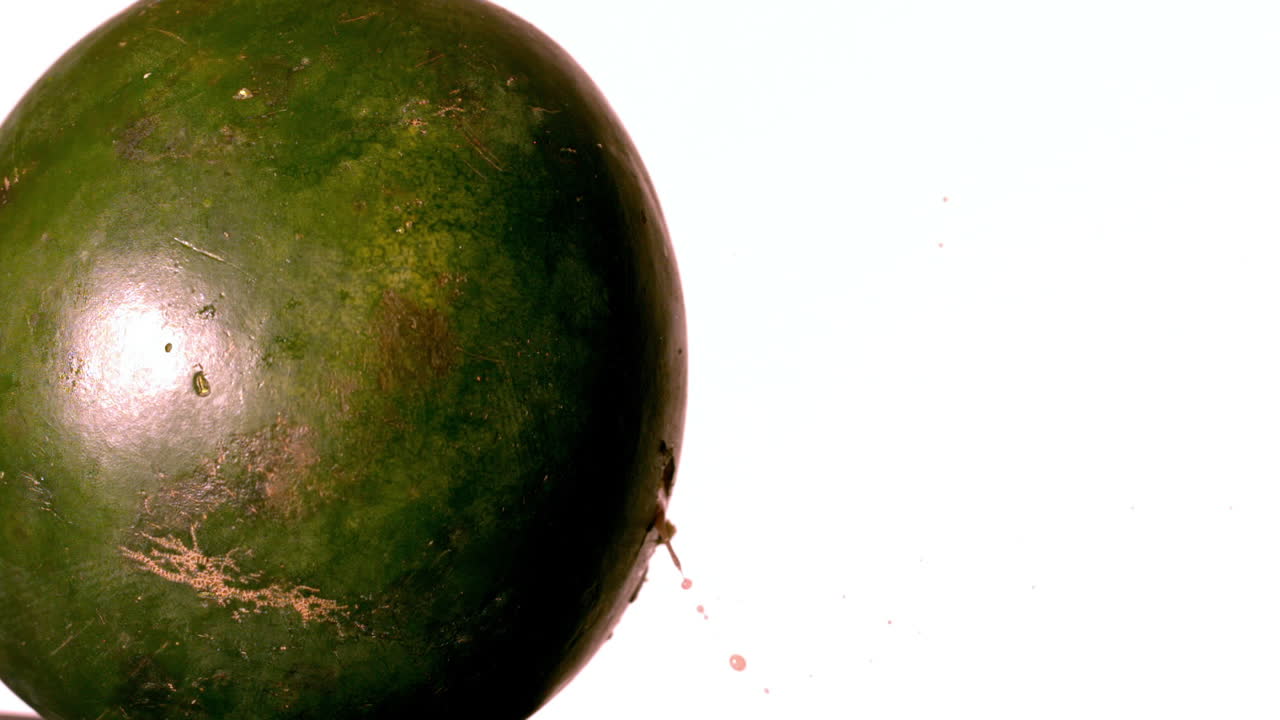 색 바탕에 수박을 통해 화살을 는