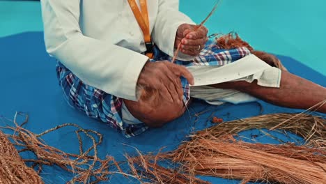Ein-Arabischer-Fischer,-Der-Mit-Seiner-Hand-Aus-Palmfasern-Ein-Seil-Herstellt