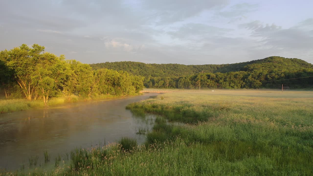 paisaje de río y puente de la mañana brumosa
