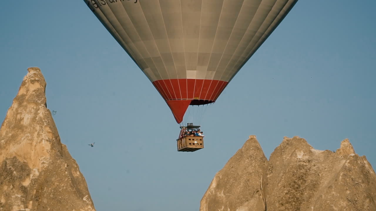 el globo de aire caliente está viajando en chimeneas de hadas