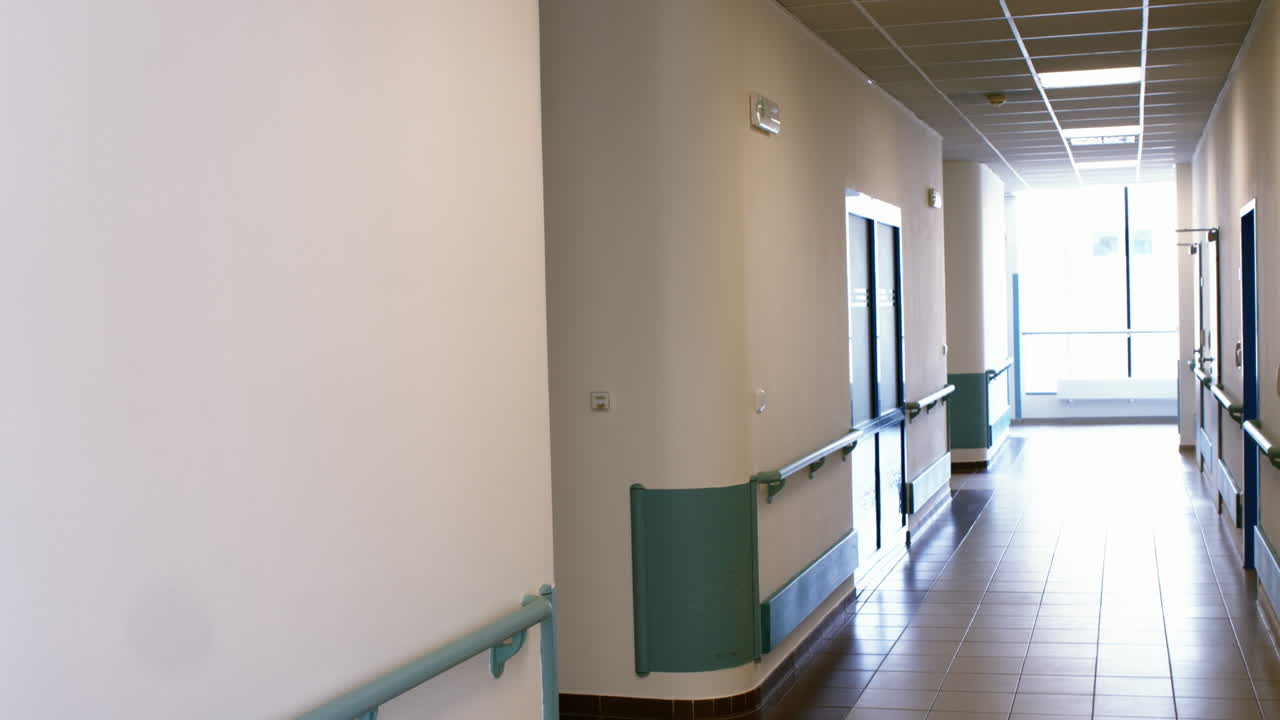 dottore e infermiera in corsa nel corridoio dell'ospedale