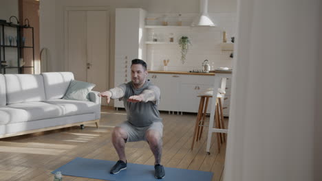 hombre haciendo sentadillas en casa