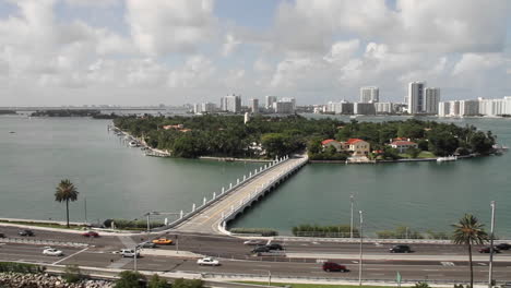 Plano-General-De-Miami,-Florida,-Carreteras-Y-Apartamentos-De-Gran-Altura-Pov-Desde-Un-Crucero