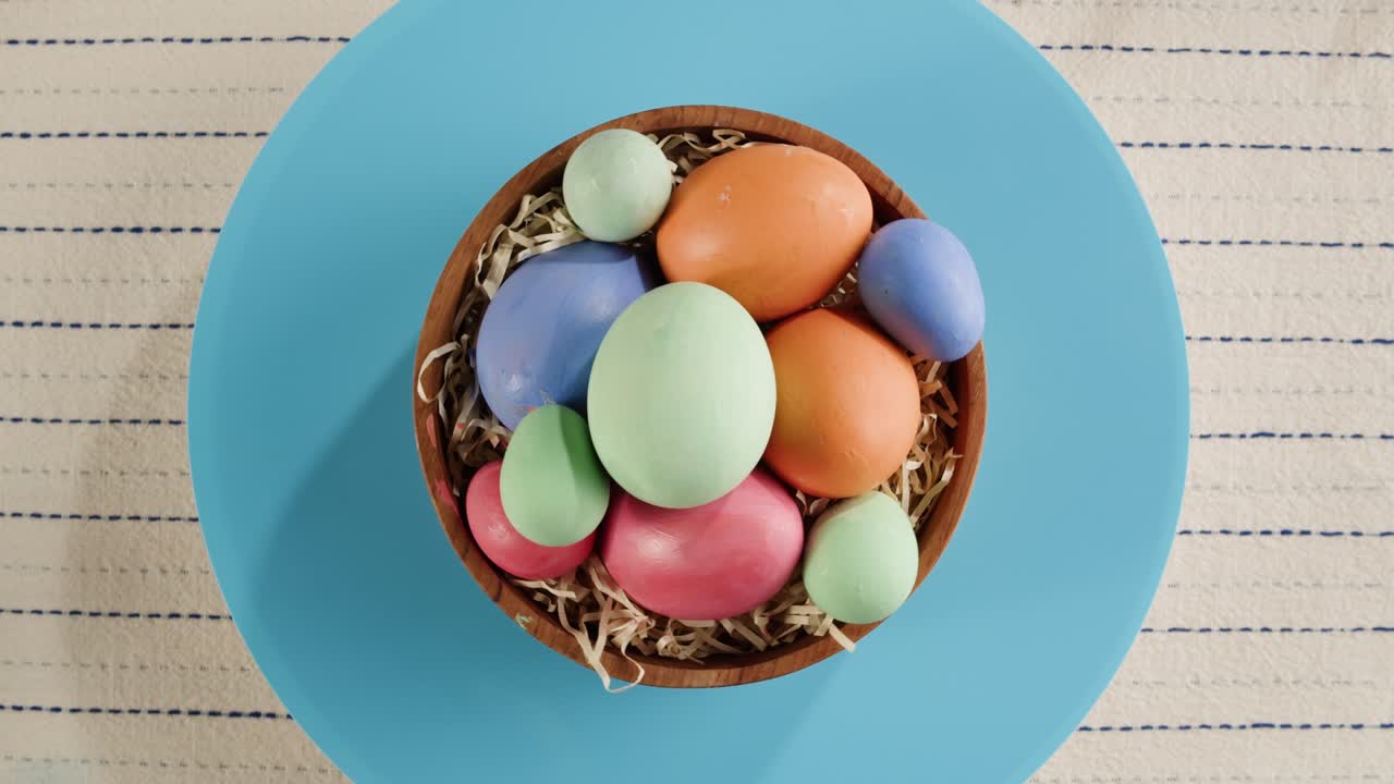 푸른 배경에 있는 그에 색이 있는 달, 위쪽을 회전하는 모습, 부활절 준비, 그림 그리기, 달을 장식하는 모습, 기독교 축제, 가족 전통