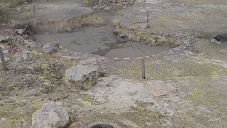 - agua volcánica que hierve en las fumarolas de furnas, são miguel, azores