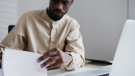 hombre trabajando en un escritorio