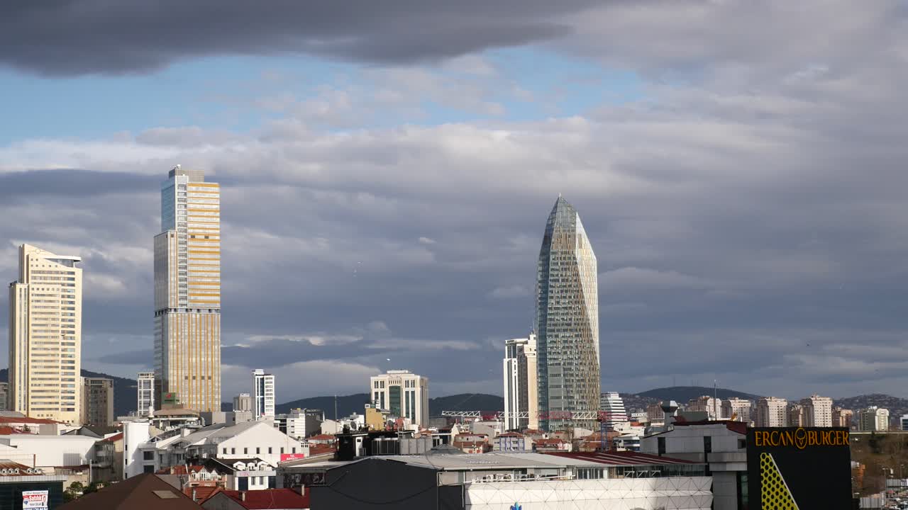 el paisaje urbano de estambul con rascacielos modernos