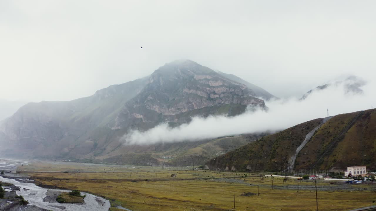 paisaje de valle de montaña con niebla