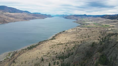 impresionante vista del lago kamloops en un paisaje desértico en la región de nicola thompson en bc canadá en un día nublado en verano