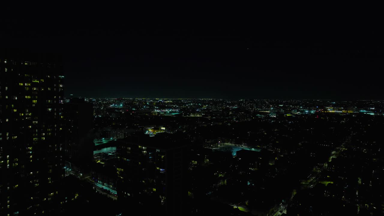 시내 북쪽에서 시카고 교외, 밤 4k의 조감도