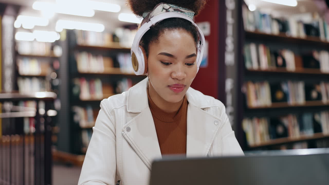 mujer estudiando en una biblioteca