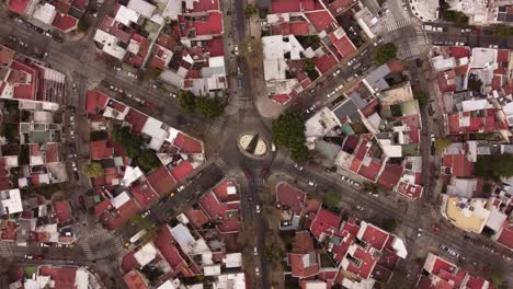 Toma-De-órbita-Aérea-De-Rotonda-Con-Automóviles-En-Zona-Residencial-De-Buenos-Aires