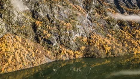 Steile-Berge,-Die-Sich-Aus-Dem-Grünen-Wasser-Des-Litlevatnet-sees-In-Norwegen-Erheben