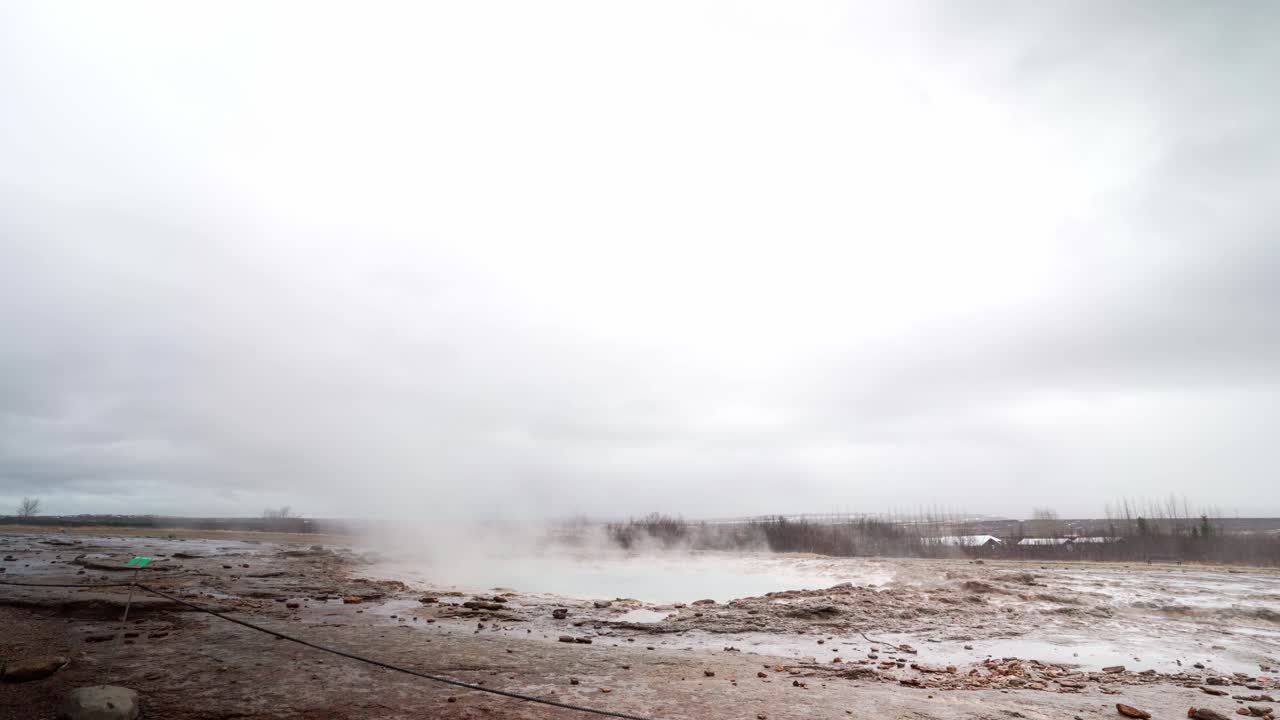 Pemandangan indah Geysir di area panas bumi Haukadalur, Islandia, menampilkan mata air panas yang menyembur dan lanskap panas bumi yang mengepulkan uap