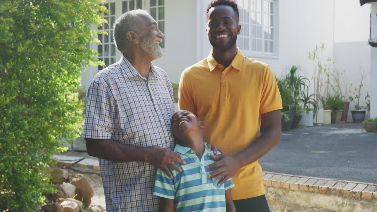 familia feliz pasando tiempo juntos