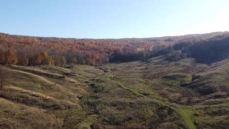 Vista-Aérea-De-Las-Colinas-En-La-Temporada-De-Otoño