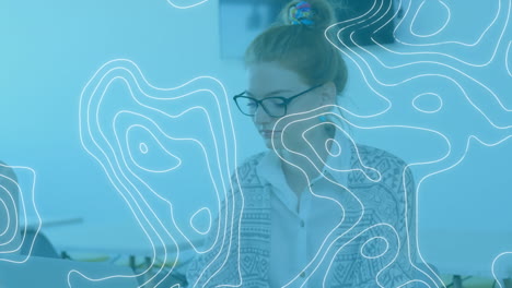 animación de líneas blancas que se mueven sobre una mujer de negocios usando una computadora portátil
