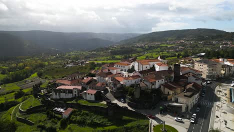 Paralaje-Aéreo-Panorámico-Alrededor-De-La-Ciudad-Amurallada-De-Vinhais,-Braganza,-Portugal