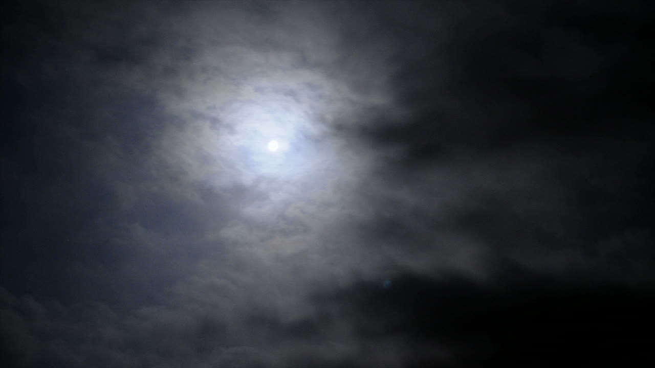 밤하늘에 달이 뒤에 있는 저속 구름 1