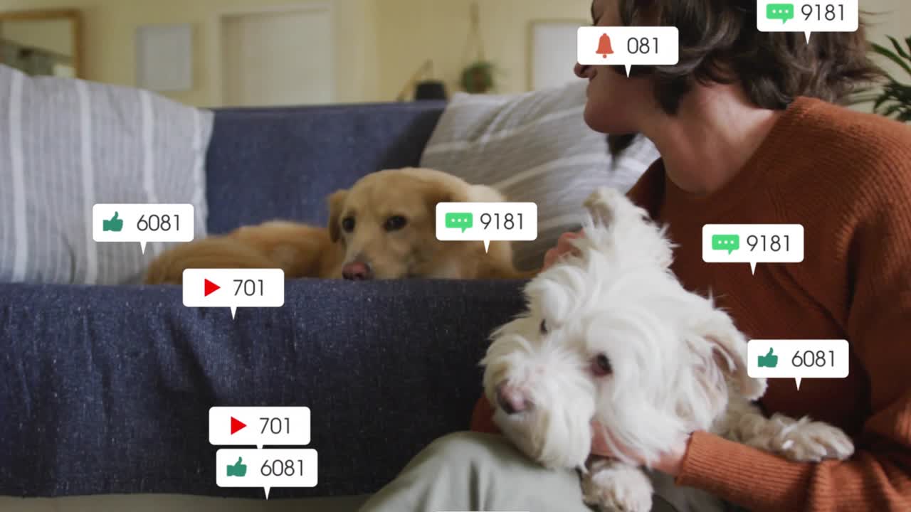 犬にキスし、ゴールデンレトリバーを撫でる女性。絆を強調し、ペットの周りにソーシャルメディアのアイコンが浮かび上がる。