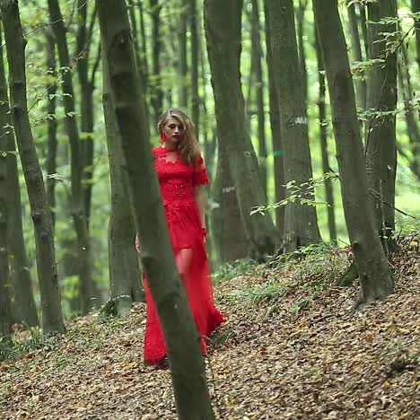hermosa mujer caminando por el bosque verde