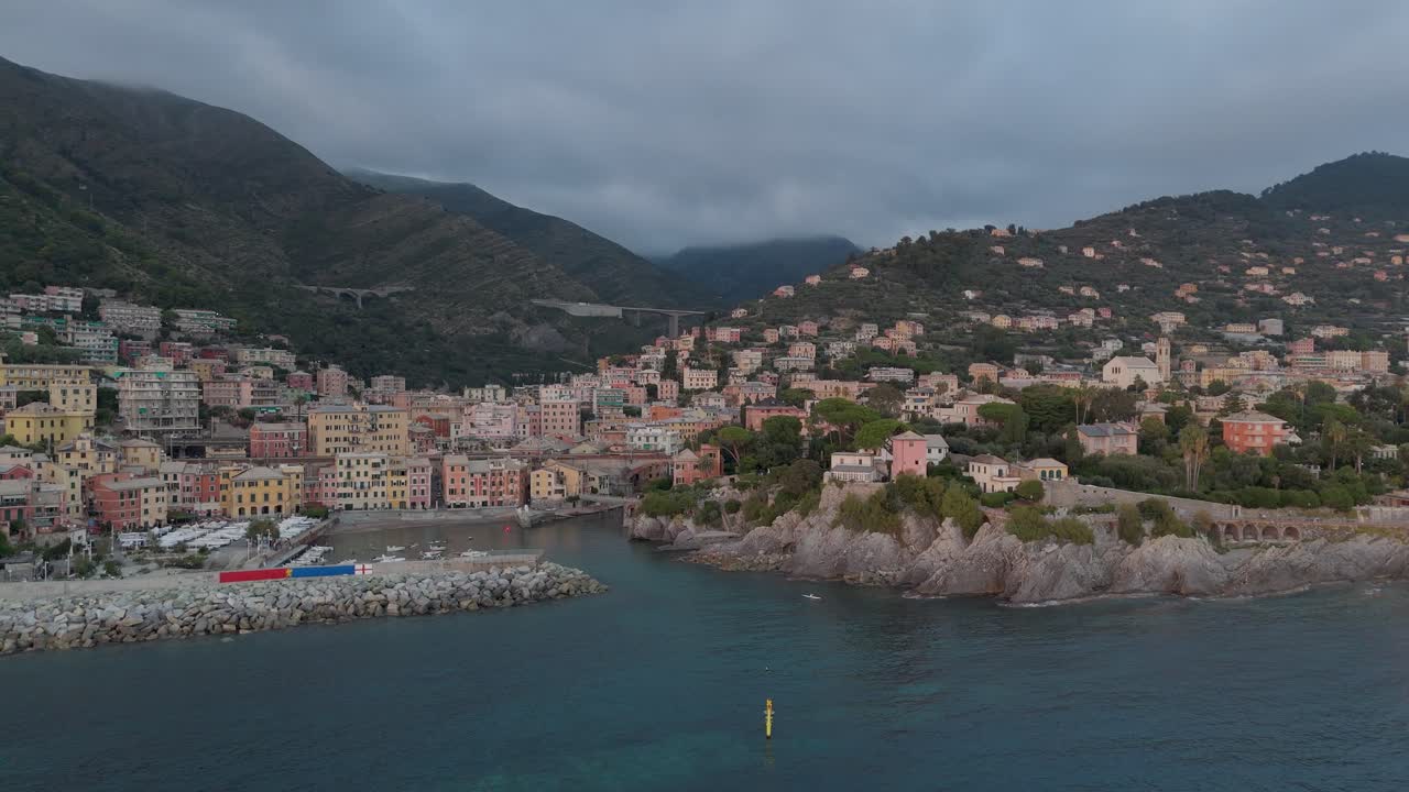 Costa di Genova Nervi con edifici colorati al tramonto, vista aerea.