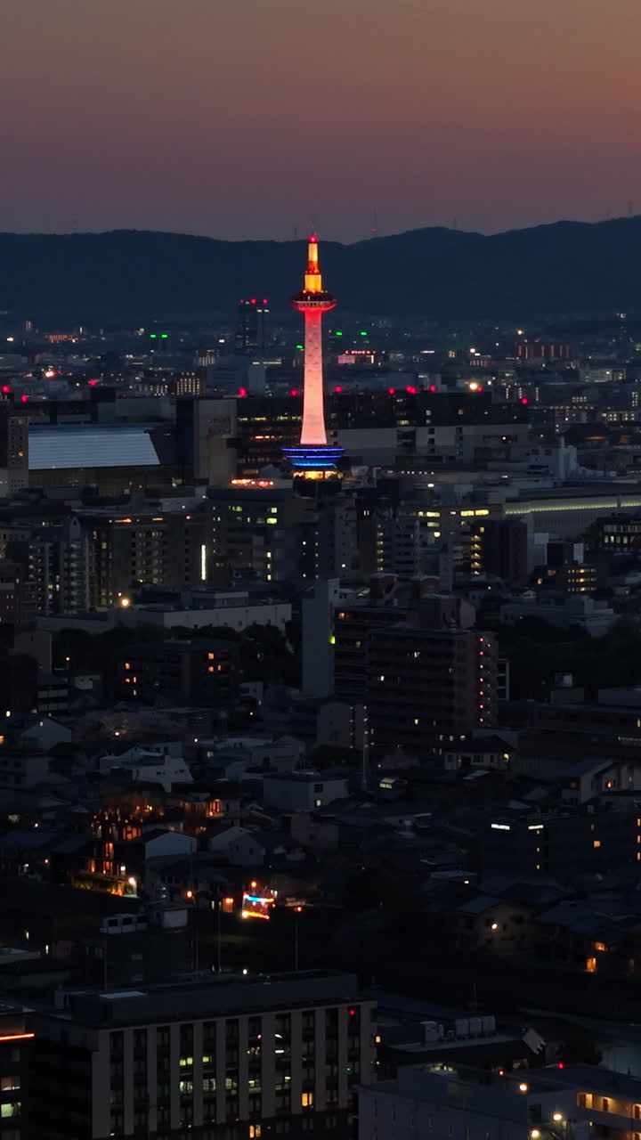 Vista aerea da drone della Nidec Kyoto Tower di sera in Giappone