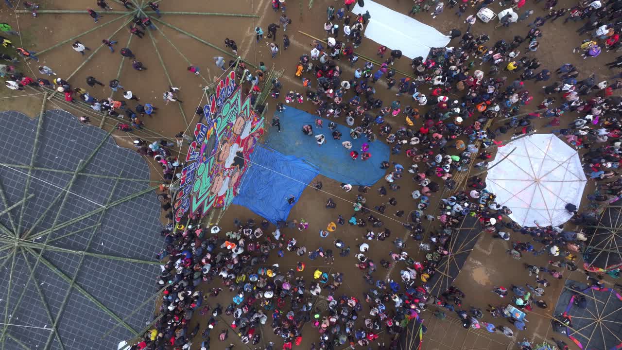 gran cometa colorida con mucha gente alrededor en sumpango guatemala, aérea