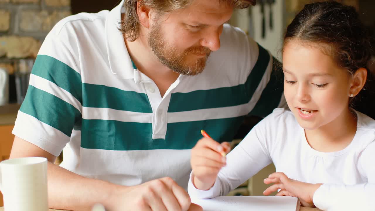 padre ayudando a su hija en los estudios en la cocina 4k