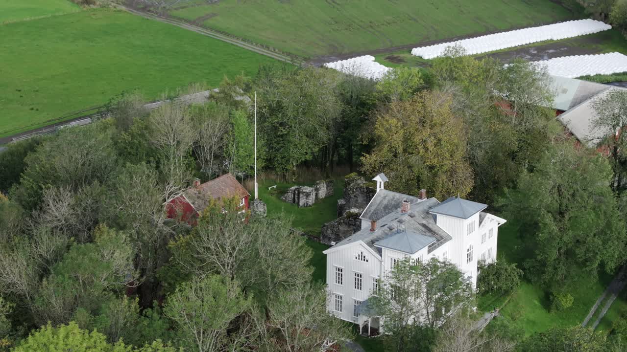 la abadía de rein en el paisaje pintoresco de rissa, noruega - toma aérea de un dron