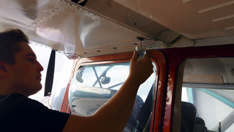 ingeniero quitando el combustible de la válvula de drenaje del tanque de combustible 4k