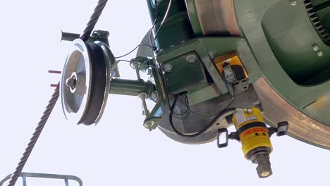 mecanismo de teleférico rueda giratoria de góndola girando, cerrar