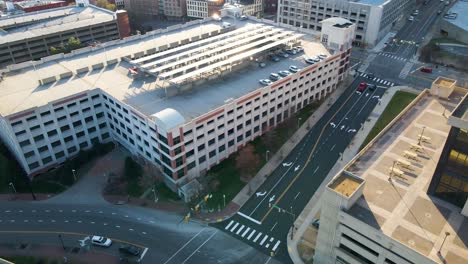 Paneles-Solares-De-Marquesina-De-Estacionamiento-En-Shockoe-Slip---Richmond,-Virginia-|-Vista-Aérea-Panorámica-Hacia-Arriba-|-Invierno-2022