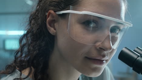 retrato de una joven científica con gafas de protección