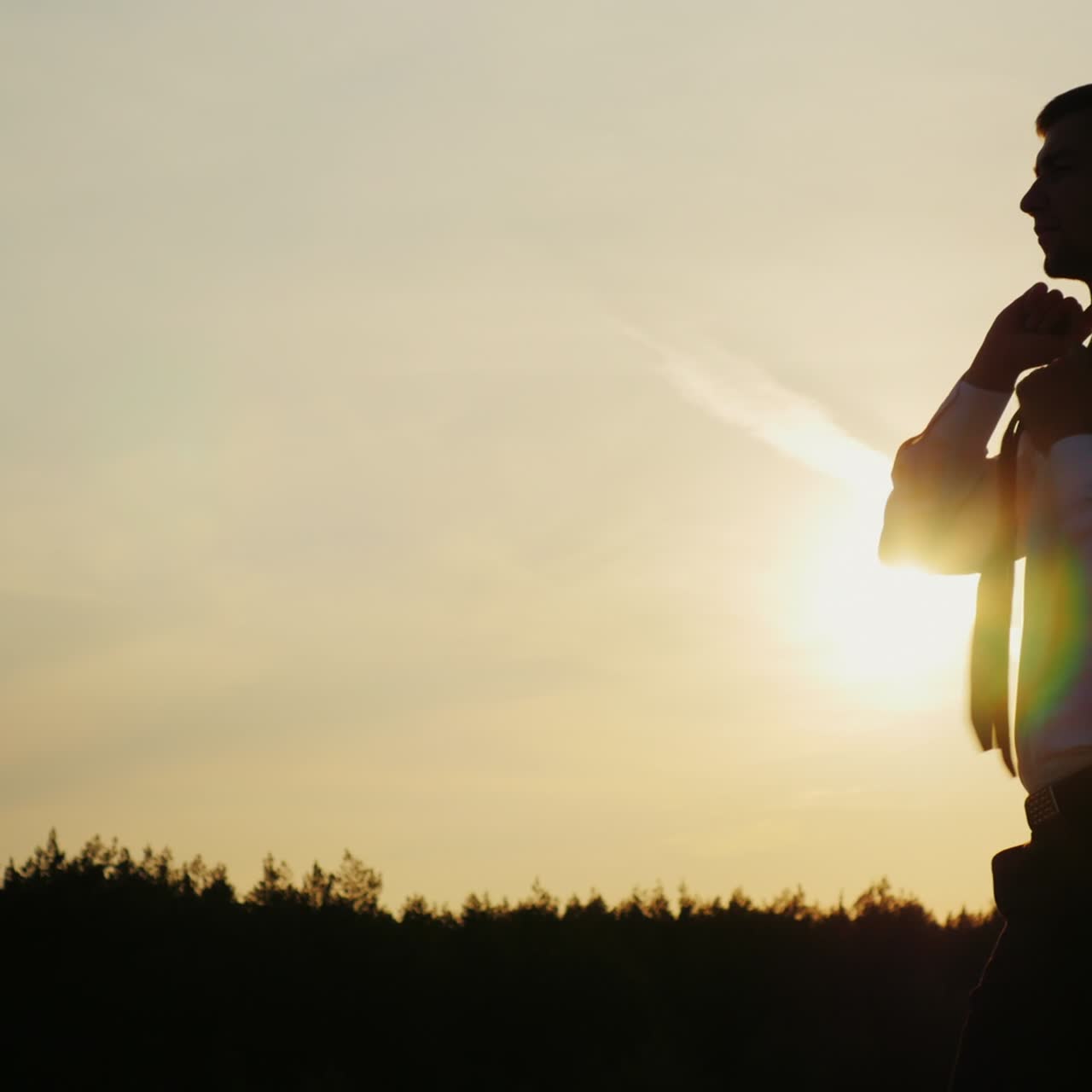 un hombre de negocios confiado mira hacia adelante