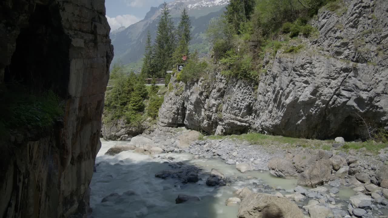 rápidos de agua en la abertura de la cueva | cueva de grindelwald suiza en el cañón del glaciar, europa, 4k