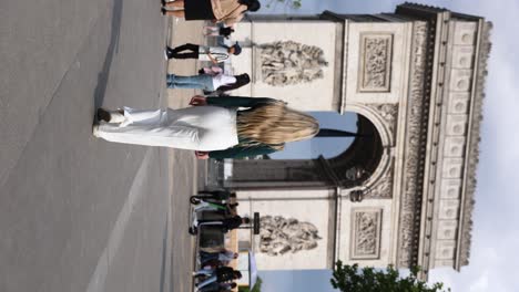 mujer turista en parís caminando hacia el arco del triunfo en las calles de la ciudad