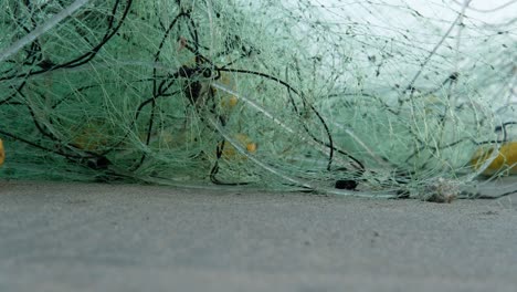 Fischernetz-Aufgegeben-An-Einem-Sandstrand