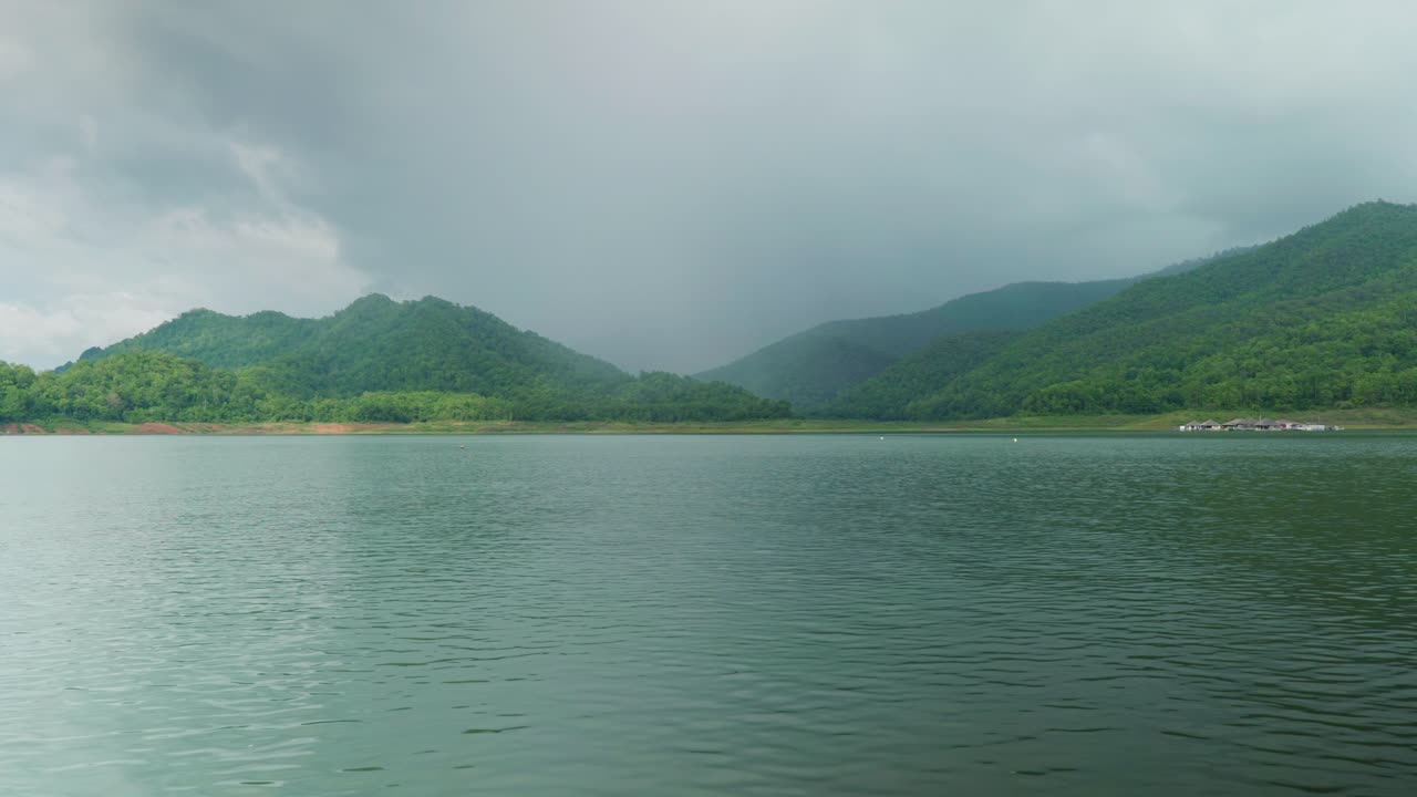 화창한 날 태국 북부 도이 사켓에 있는 매쿠앙 댐 호수의 4k 영화 풍경 자연 영상