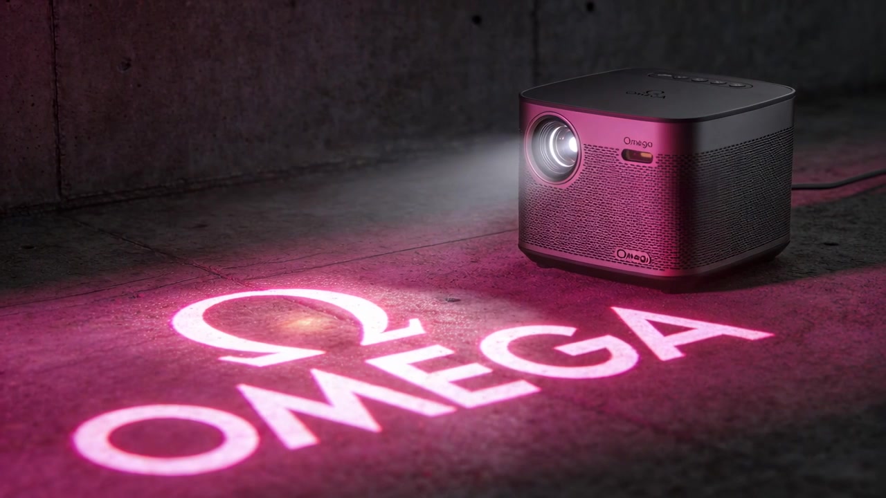 En tændt projektor projicerer magenta Omega OMEGA til demonstration, med kabel på et betongulv og plads til tekst.