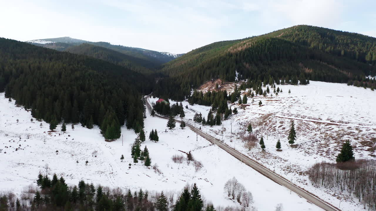 paso elevado aéreo sobre la carretera que atraviesa el pintoresco valle de invierno en rumania