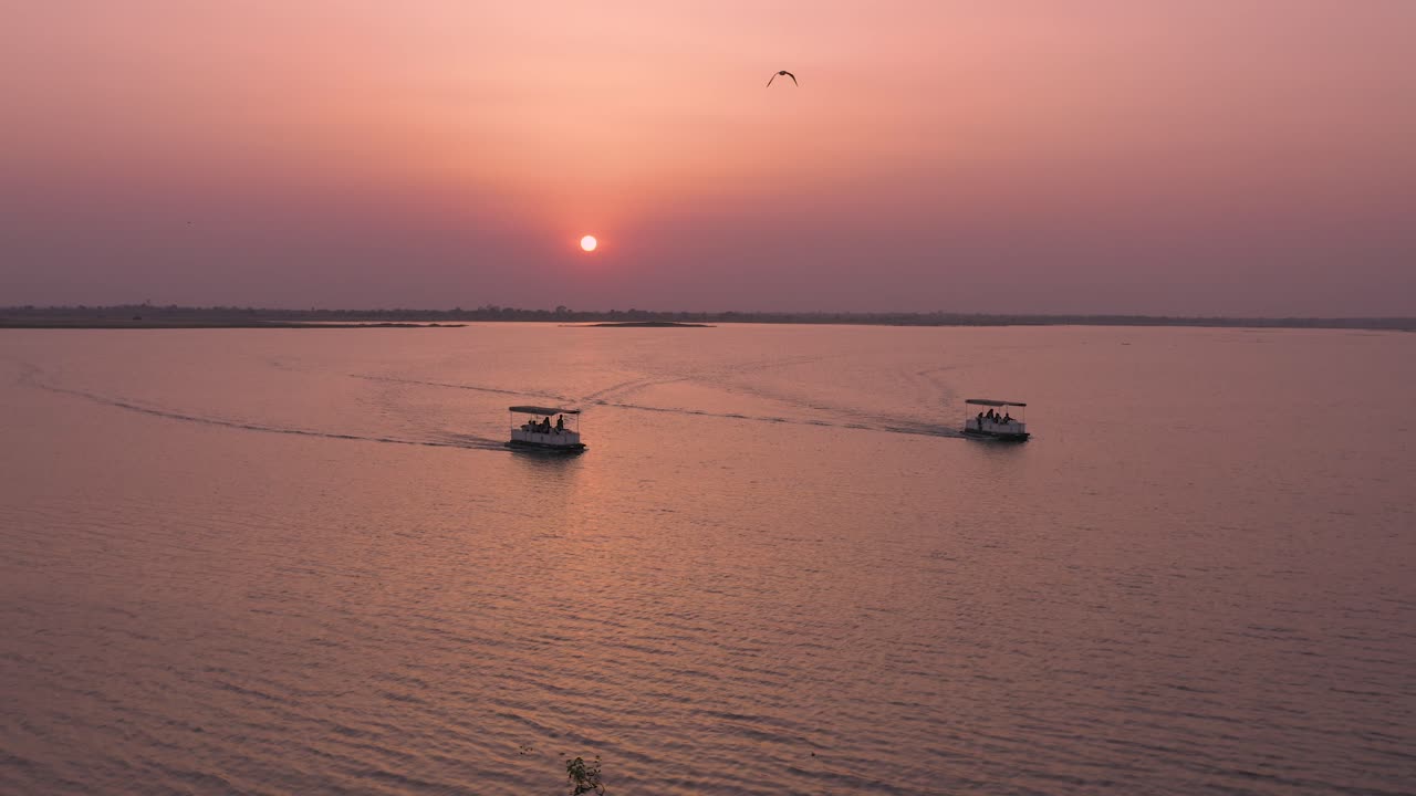 turista tomando un safari en barco en un gran lago al atardecer