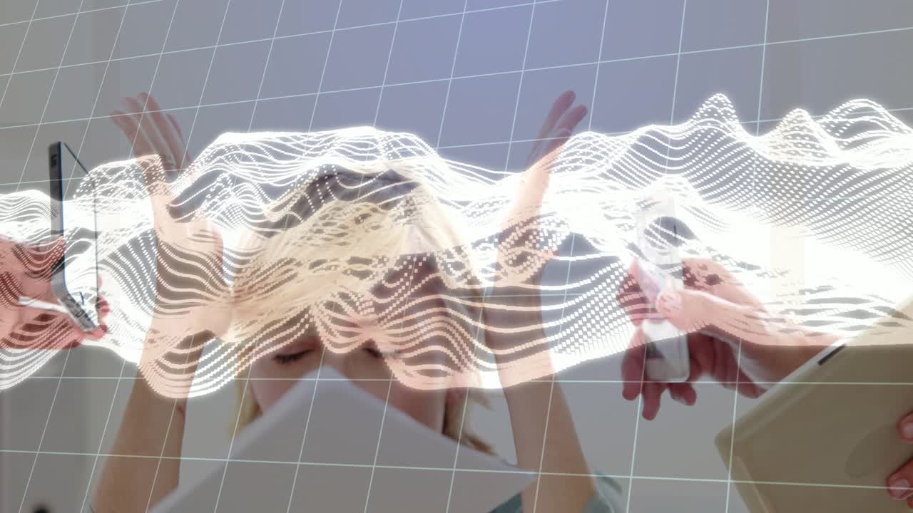 Kvinde følger anvisninger; teknikere retter telefoner mod næsen og starter sundhedsscanning under en bølgeformsoverlejring