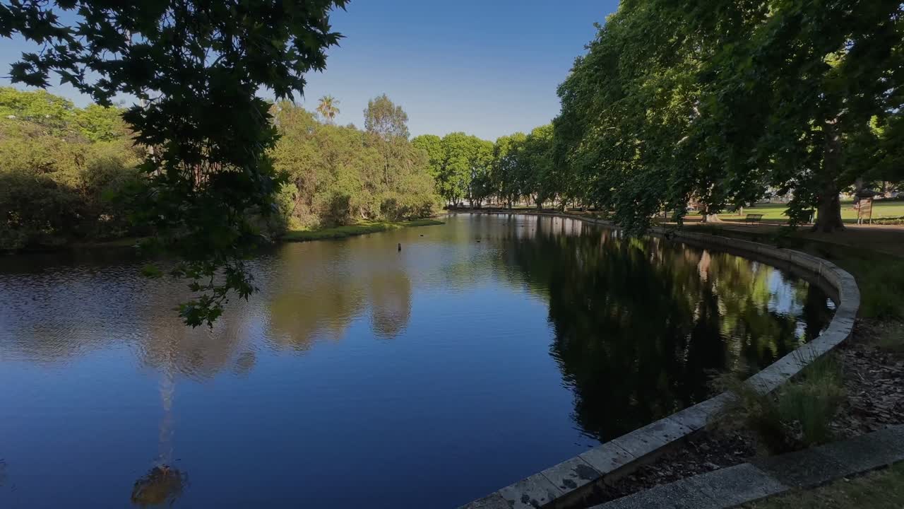 4k Hyde Park Perth blue lake curved bank green tree inner-city oasis
