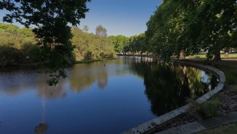 4k hyde park perth blue lake curved bank green tree inner-city oasis