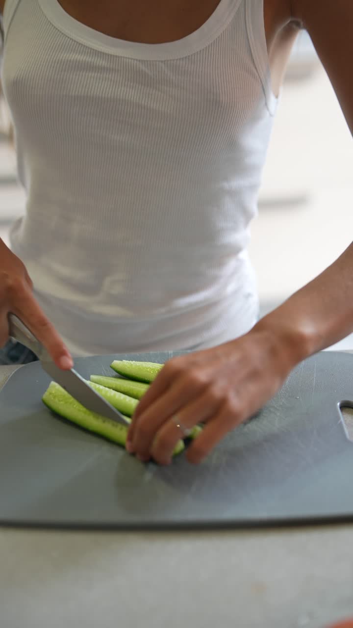 Eine Frau bereitet einen Salat in einer Küche vor